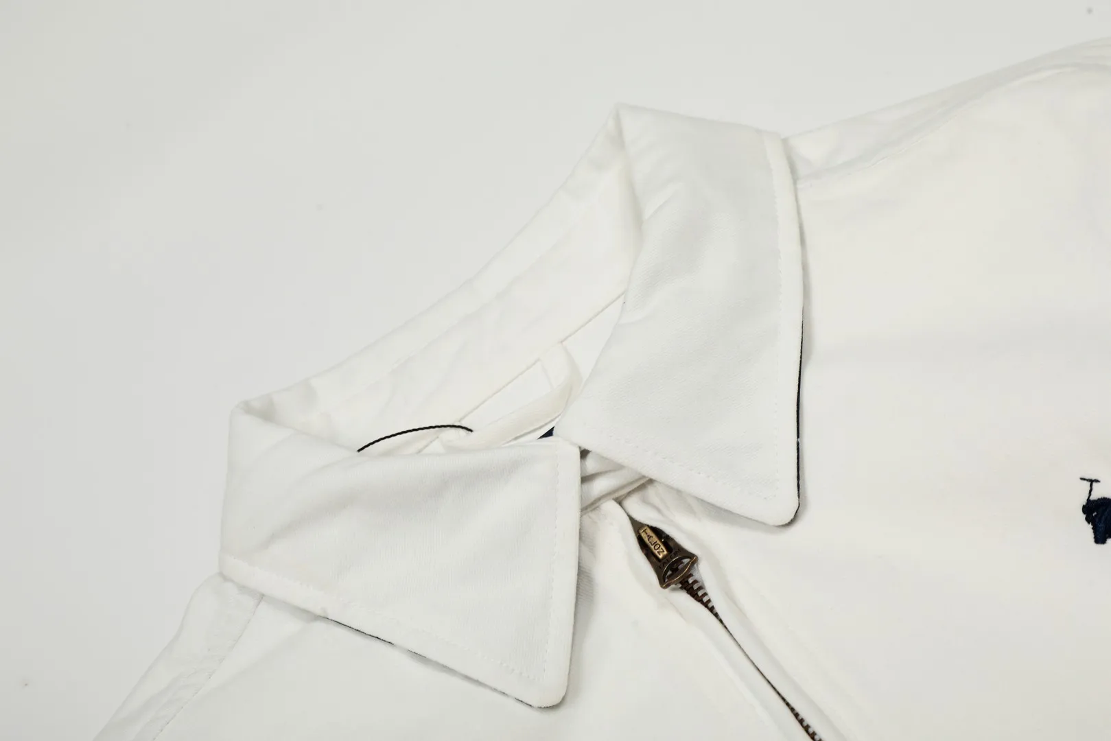 P300 top quality" Style number: 8101# (not off the shelves all year round) [Ralph Lauren/Ralph Lauren old cadre pony embroidered armband POLO jacket] ✅Ralph Lauren Ralph Lauren classic basic American retro old cadre goddess style jacket ✅Pure cotton high-gram heavy wash, soft, comfortable and tangible, upright and textured ✅Customized Vintage bronze double-open zipper head to restore the same quality as the cabinet version ✅This style: White/khaki color. There are waist patterns inside the threads of the collar and cuffs. Please note~ ✅Retro versatile jacket. The upper body is very flattering. Versatile model YYDS~ ✅Versatile for daily wear and work wear. ✅The upper body is simple and easy to wear. A must-have for goddess ootd. Good-looking clothes are never too picky. A must-have in the goddess' wardrobe. Size: S-XL. Color: White, yellow, red, navy, khaki, pink, light blue, olive green.